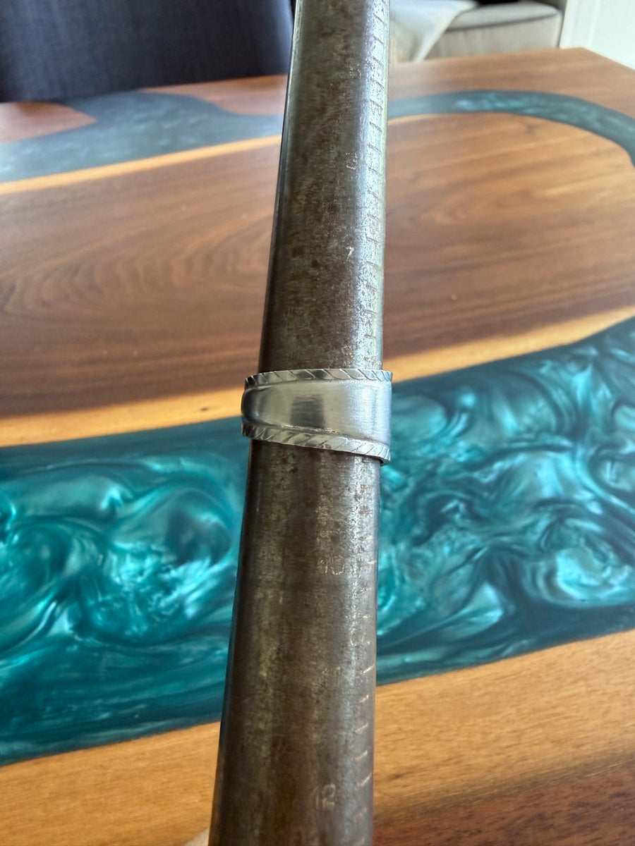 Slim band with rope edge